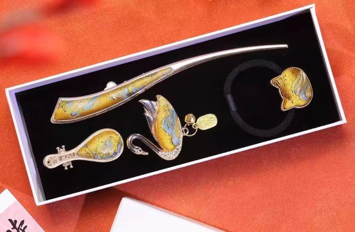 Design and craft your own exquisite Song brocade jewelry set, turning traditional Chinese elegance into unique wearable art.